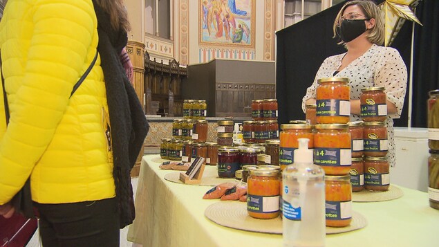 Une commerçante propose ses produits.