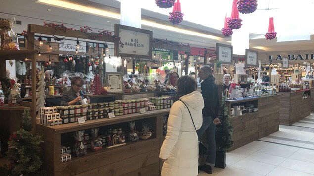 Des clients visitent le marché de Noël aux Promenades Gatineau.