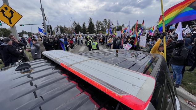 الشرطة تفصل بين المتظاهرين والمتظاهرين المضادين اليوم في إدمونتون، عاصمة مقاطعة ألبرتا في غرب كندا.