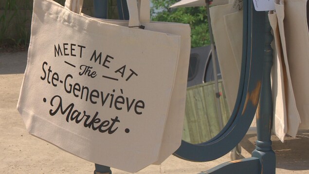 Un sac sur lequel c'est écrit "Ste-Geneviève Market". 