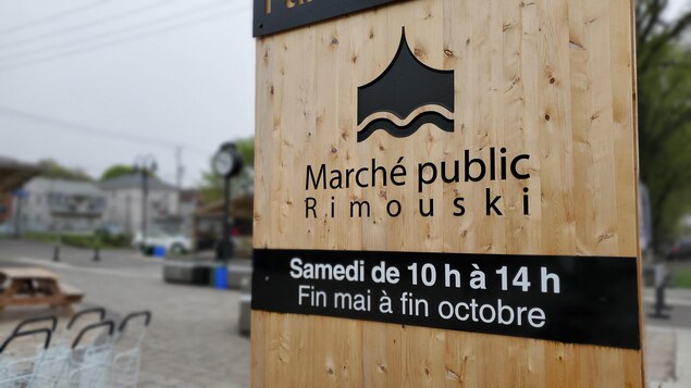 Une affiche annonce les heures d'ouverture du Marché publique de Rimouski.