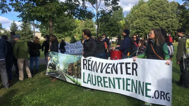 Les participants réclament notamment l'aménagement de l'autoroute Laurentienne en boulevard urbain. Les participants réclament notamment l'aménagement de l'autoroute Laurentienne en boulevard urbain.