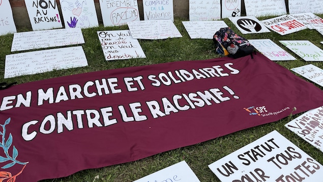On peut lire sur les banderoles: en marche et solidaires contre le racisme.