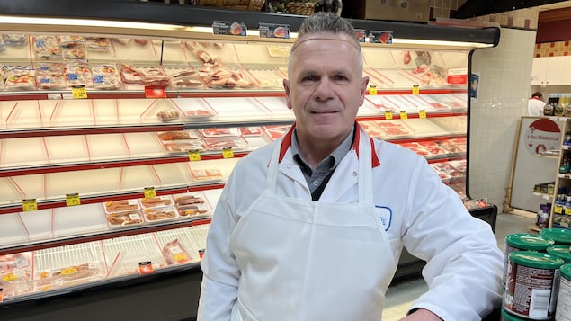 Carol Potvin dans son épicerie.