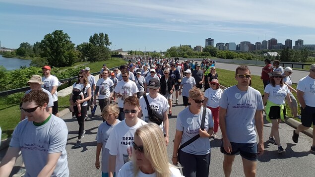 Des milliers de personnes marchent à Ottawa.