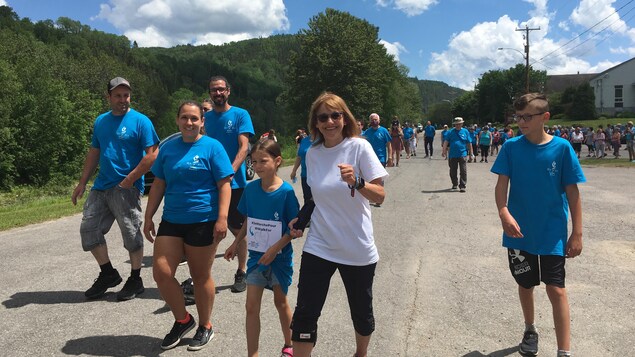 La dame et sa famille qui marchent dans la rue