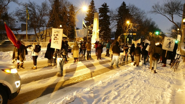 Des manifestants bloquent le pont de la rue Albert, à Regina.