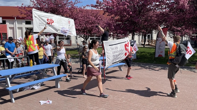 Des gens marchent avec des banderoles de la Société canadienne de la sclérose en plaques.
