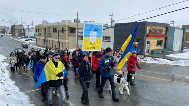 Des citoyens marchent en solidarité avec les Ukrainiens à Rouyn-Noranda