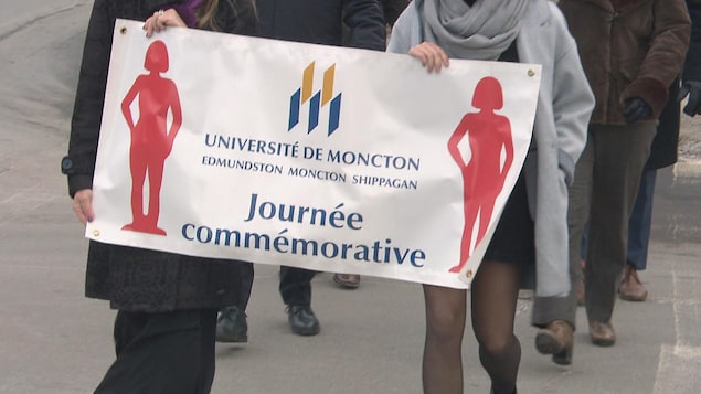 Au campus de Moncton, une cinquantaine de personnes ont participé à une marche silencieuse qui faisait le tour de la Faculté des sciences de l'éducation. Au campus de Moncton, une cinquantaine de personnes ont participé à une marche silencieuse qui faisait le tour de la Faculté des sciences de l'éducation.