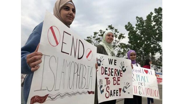 Des personnes portant un voile tiennent une pancarte demandant la fin de l'islamophobie et une autre indiquant qu'elles méritent d'être en sécurité.