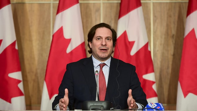 El ministro de Inmigración de Canadá, Marco Mendicino habla durante una conferencia de prensa en Ottawa.