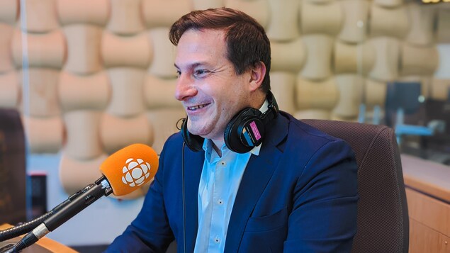Marco Mendicino dans un studio de radio.