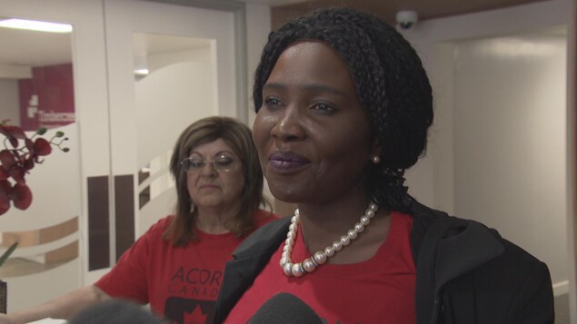 La femme est interviewée dans les bureaux du propriétaire de son logement, Timbercreek. La femme est interviewée dans les bureaux du propriétaire de son logement, Timbercreek.