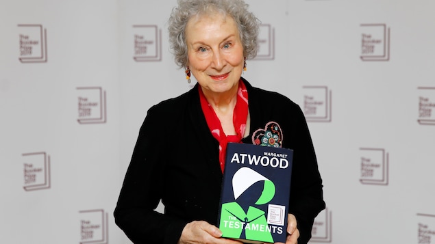 Hawak ni Margaret Atwood ang kanyang libro.