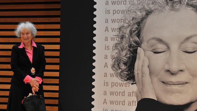 Un timbre à l’effigie de Margaret Atwood dévoilé par Postes Canada