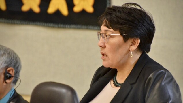 Margaret Nakashuk à l'Assemblée législative du Nunavut.