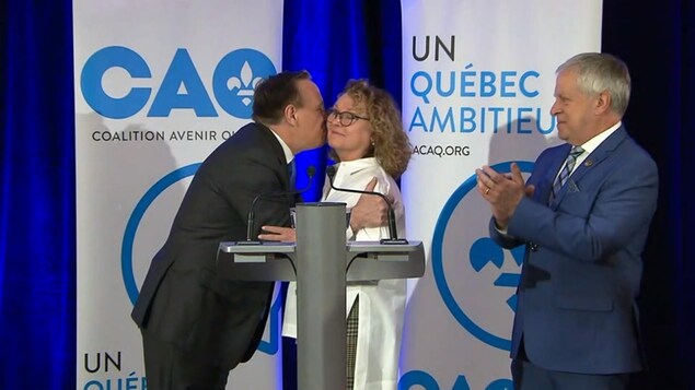 M. Legaull embrasse Mme Blais pendant que M. Paradis applaudit. M. Legaull embrasse Mme Blais pendant que M. Paradis applaudit.