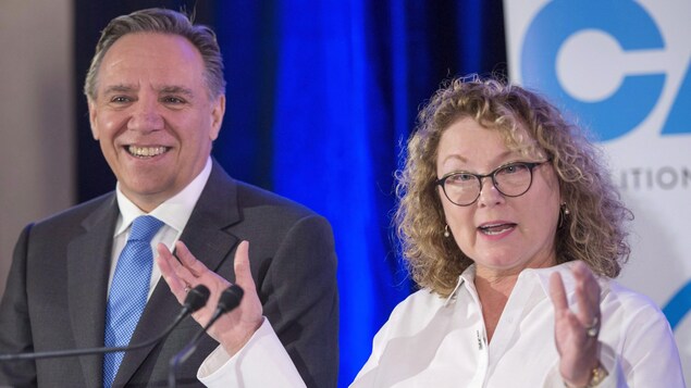 Marguerite Blais prend la parole devant des militants. Elle est accompagnée du chef de la Coalition avenir Québec, François Legault.