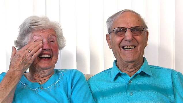 Un couple d'aînés qui rit aux éclats.