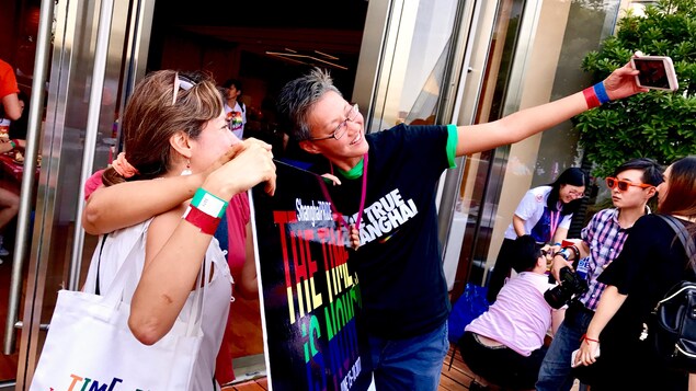 Charlene Liu (à droite), cofondatrice du festival de la fierté ShanghaiPRIDE, juin 2017. Charlene Liu (à droite), cofondatrice du festival de la fierté ShanghaiPRIDE, juin 2017.