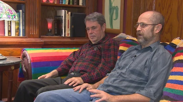 Chris Vogel et Richard North assis sur un canapé.