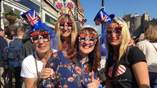Jusqu'à 100 000 personnes sont attendues au mariage du prince Harry et de Meghan Markle, qui se tient le 19 mai 2018 à Windsor, en Angleterre. Les articles à l'effigie de l'Union Jack sont à l'honneur. Jusqu'à 100 000 personnes sont attendues au mariage du prince Harry et de Meghan Markle, qui se tient le 19 mai 2018 à Windsor, en Angleterre. Les articles à l'effigie de l'Union Jack sont à l'honneur.