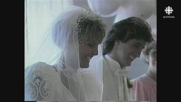 Les nouveaux mariés René Simard et Marie-Josée Taillefer souriant, chacun la tête baissée.