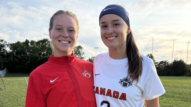 Marianne Quirion et Naomie Girard sourient bras dessus, bras dessous. 