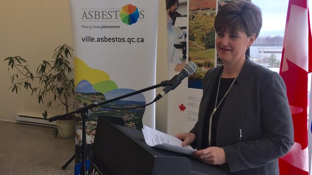 La ministre Marie-Claude Bibeau 1,8 million de dollars dans une usine de prétraitement des eaux usées à Asbestos.