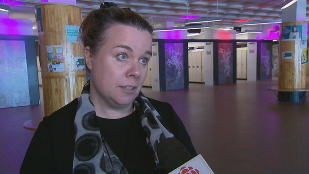 Marie-Ève Dutil en entrevue dans un corridor d'établissement scolaire.