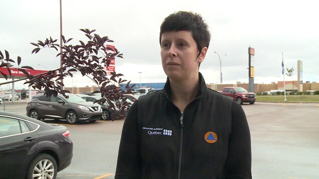 Une femme vêtue d'un survêtement aux couleurs du ministère de la Sécurité publique du Québec. Une femme vêtue d'un survêtement aux couleurs du ministère de la Sécurité publique du Québec.