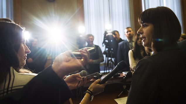 La ministre Marie-France Lalonde répond aux questions des journalistes. La ministre Marie-France Lalonde répond aux questions des journalistes.