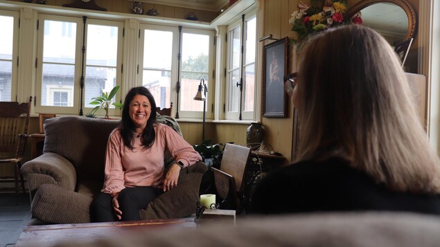 Marie-Josee Savard, en entrevue et souriante.