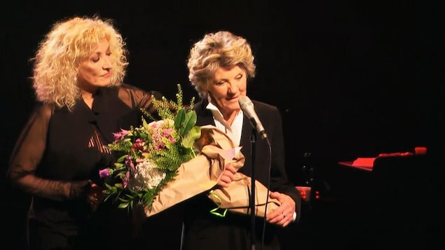 Clémence DesRochers avec, à ses côtés Marie Michèles Desrosiers, lors de son dernier spectacle en carrière mardi à Gatineau.