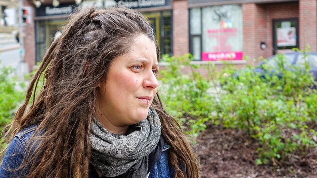 Marie-Michèle Whitlock, intervenante au CALACS Agression Estrie en entrevue près d'un salon de massage érotique à Sherbrooke