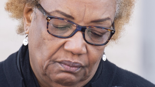 Marie-Mireille Bence, le regard triste vers le bas, lors d'un point de presse sur la mort de son fils, le dimanche 26 septembre.