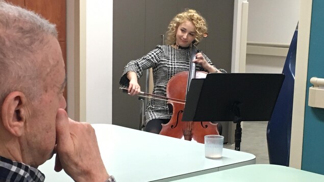 Un résident du CHSLD Sainte-Marie écoute attentivement la jeune Marie-Pier Simard-Gagnon jouer du violoncelle. Un résident du CHSLD Sainte-Marie écoute attentivement la jeune Marie-Pier Simard-Gagnon jouer du violoncelle.