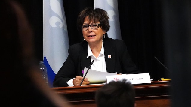 La protectrice du citoyen du Québec, Marie Rinfret, assise durant une conférence de presse.