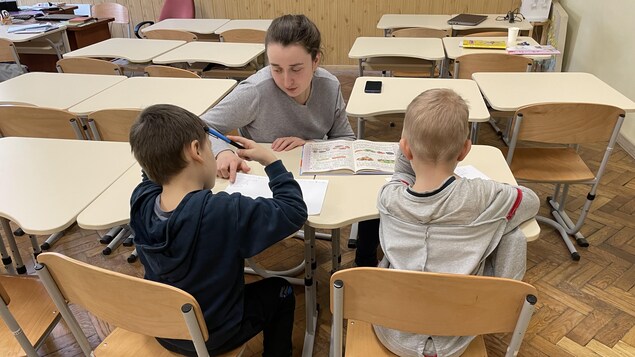 Une école comme refuge pour des enfants déplacés par la guerre en Ukraine