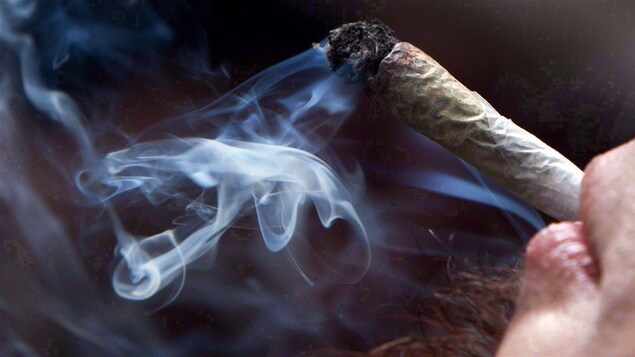 Une personne fumant de la marijuana. Une personne fumant de la marijuana.