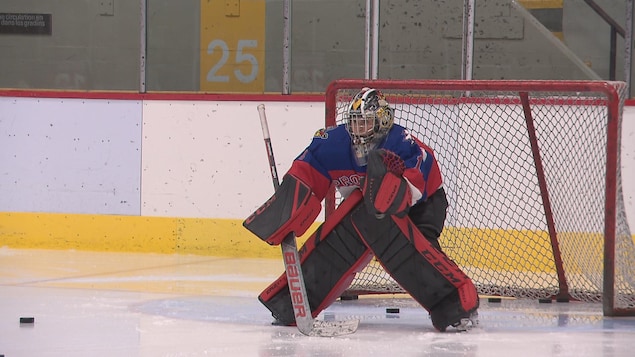 Marilou Grenier protège un but de hockey.