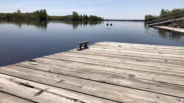 Un quai sur l'eau.