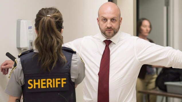 Darren Smalley est fouillé par une policière à son entrée en cour provinciale. Darren Smalley est fouillé par une policière à son entrée en cour provinciale.