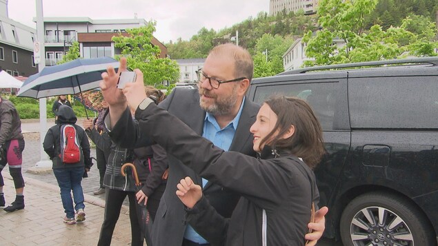 Un homme et une jeune femme se prennent en photo. Un homme et une jeune femme se prennent en photo.