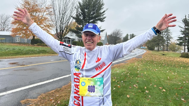 Mario Landreville porte un chandail à son nom, aux couleurs du Canada.