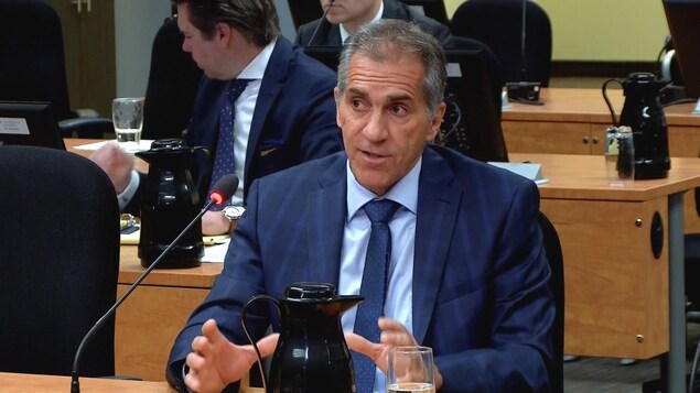 L'ex-patron de la Sûreté du Québec, Mario Laprise, devant la commission Chamberland