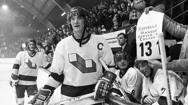 Mario Lemieux, sur le bord du banc, le 14 mars 1984, à son dernier match avec les Voisins de Laval