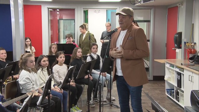 Un hommage pour Mario Pelchat à l’École Saint-Pierre d’Alma pour ses 40 ans de carrière