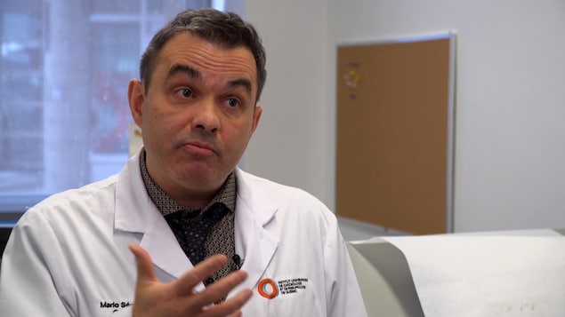 Le cardiologue Mario Sénéchal en entrevue dans son bureau